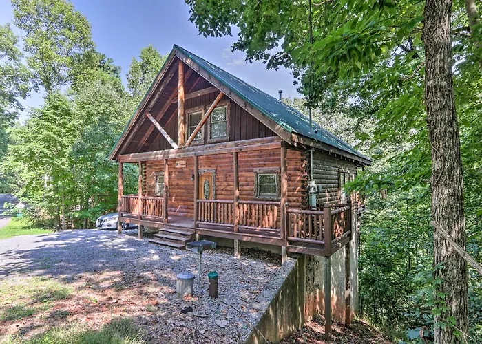 Sky Harbor Sevierville Cabin With Hot Tub And Deck!