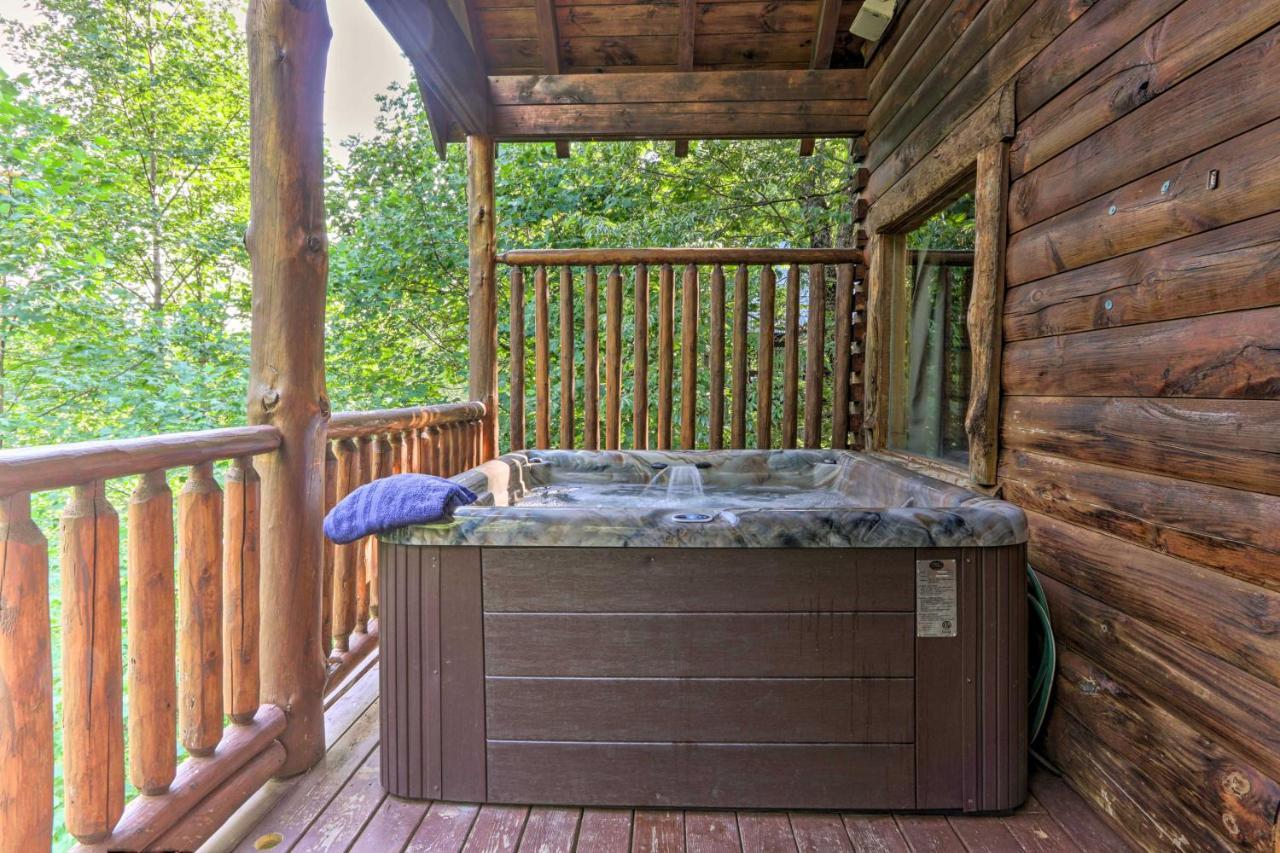 Sky Harbor Sevierville With Hot Tub And Deck! Holiday home